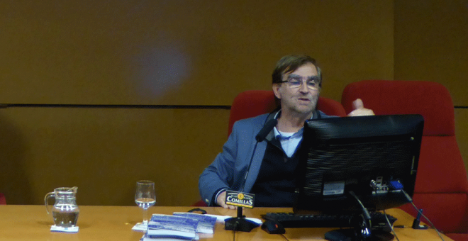 Joseba Achotegui, Mercedes Fernández y Marià de Delàs durante el acto de presentación del libro. PAC