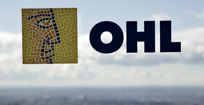 El logo de OHL en una ventana de la sede del grupo. REUTERS