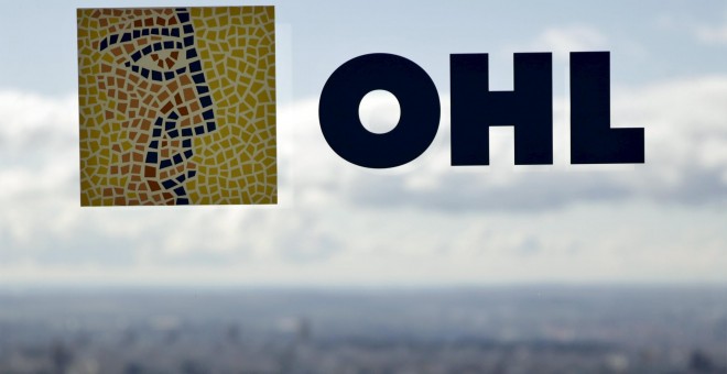 El logo de OHL en una ventana de la sede del grupo. REUTERS