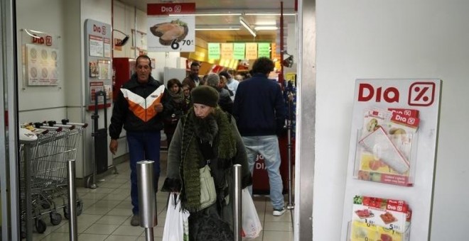 Varias personas salen de de un supermercado de DIA en Madrid. REUTERS/Andrea Comas