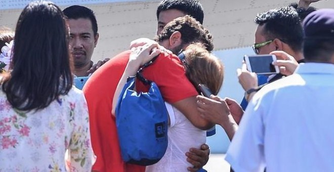 El español David Hernández Gasulla abraza a un familiar al desembarcar en el aeropuerto de Kota Kinabalu en Malasia tras su desaparición hace once días cuando navegaba en aguas del norte de la isla de Borneo. EFE/Str