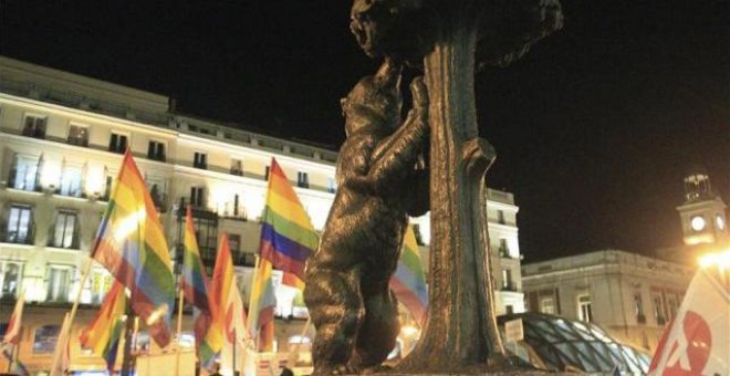 Banderas arcoíris junto al Oso y el Madroño, en la Puerta del Sol en Madrid. EFE