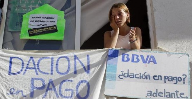 Rebeca Heredia de 25 años en su vivienda de Málaga de la que iba a ser desalojada y que gracias al apoyo de miembros de la Plataforma de Afectados por las Hipotecas (PAH) y del 15M, se ha logrado aplazar el desahucio y además han conseguido que el Instit