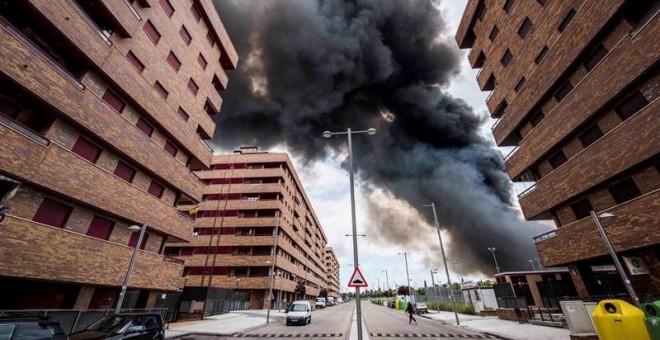 Columna de humo proveniente del incendio del cementerio de neumáticos de Seseña vista desde la cercana urbanización El Quiñón.- EFE/Ismael Herrero