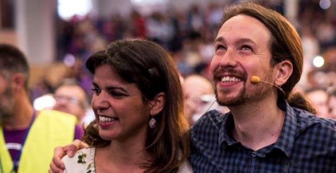 El secretario general de Podemos, Pablo Iglesias (c), junto al secretario de Organización del partido, Pablo Echenique (d), y la secretaria general de Podemos Andalucía, Teresa Rodríguez (i), participa en un acto público en Córdoba. EFE