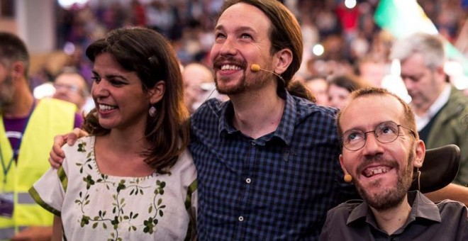 El secretario general de Podemos, Pablo Iglesias (c), junto al secretario de Organización del partido, Pablo Echenique (d), y la secretaria general de Podemos Andalucía, Teresa Rodríguez (i), participa en un acto público en Córdoba. EFE