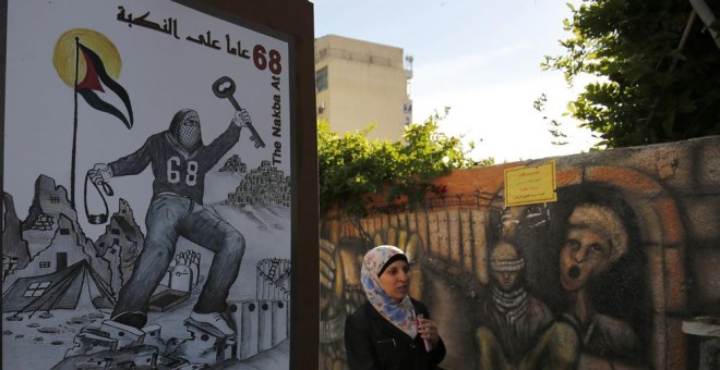 Una mujer palestina junto a un cartel que representa las llaves de las casas que fueron abandonadas por los palestinos en 1948 .AFP/ Abbas Momani