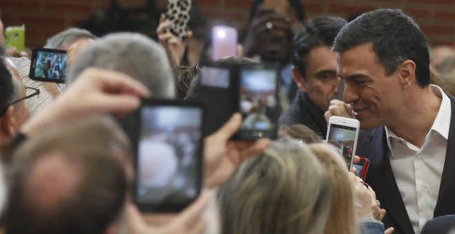 El secretario general del PSOE, Pedro Sánchez, conversa con asistentes a su presentación como candidato del partido a la Presidencia del Gobierno, en un acto celebrado en el pabellón Los Rosales de la localidad madrileña de Móstoles. EFE/Fernando Alvarado