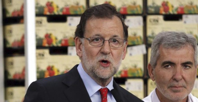 El presidente del Gobierno en funciones, Mariano Rajoy, durante su visita a las instalaciones de la Cooperativa Agraria San Isidro (CASI), en Almería. EFE/Carlos Barba