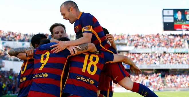 Los jugadores del Barcelona celebran el gol de Luis Suárez al Granada. REUTERS/Marcelo del Pozo