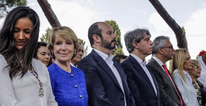 La portavoz del PP en el Ayuntamiento de Madrid, Esperanza Aguirre, con la alcaldesa de Madrid, la presidenta de la Comunidad de Madrid, Cristina Cifuentes, la portavoz de Ciudadanos en el Ayuntamiento de Madrid, Begoña Villacís, y otras autoridades, dura