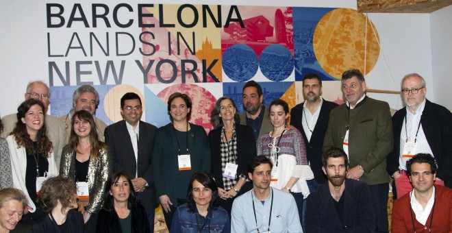La alcaldesa de Barcelona, Ada Colau, y el vicealcalde Gerardo Pisarello, posan con el grupo de diseñadores catalanes que participan de la International Contemporary Furniture Fair (ICFF), que reúne diseñadores de muebles y artículos de decoración a nivel