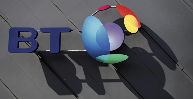 El logo de la operadora BT en el centro de convenciones de Liverpool. REUTERS/Phil Noble