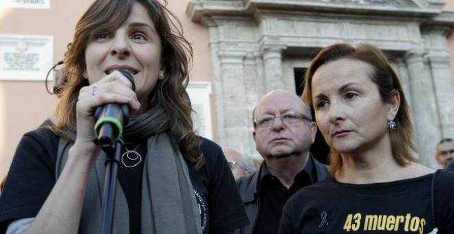 Rosa Garrote, derecha, durante una concentración de las víctimas del metro EFE