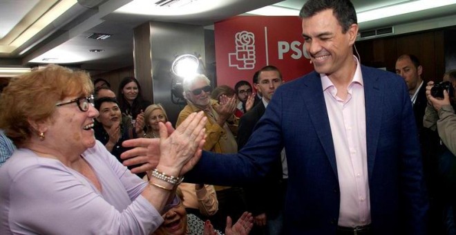 El secretario general del PSOE y candidato a las elecciones generales, Pedro Sánchez (d), saluda a su llegada al encuentro que ha mantenido hoy en Vigo con colectivos ciudadanos. EFE/Salvador Sas