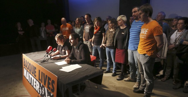 Un grupo de procesados por su presunta pertenencia a la organización Ekin, que serán juzgados próximamente en la Audiencia Nacional, ofrecen una rueda de prensa en San Sebastián. EFE/Juan Herrero.