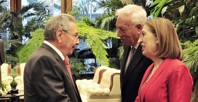 El presidente de Cuba Raúl Castro (c) saluda al ministro español de Asuntos Exteriores funciones, José Manuel García-Margallo (2d) y a la ministra española de Fomento en funciones. /EFE