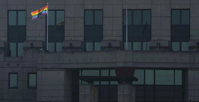La bandera gay ondeando en las oficinas del MI6 británico.-REUTERS