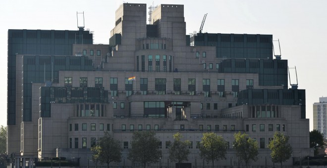 La bandera gay ondeando en las oficinas del MI6 británico.-REUTERS