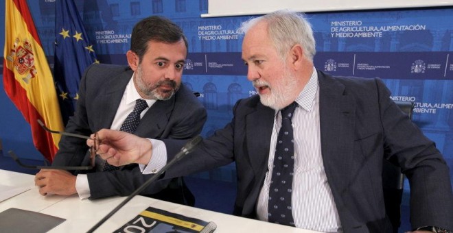 El exministro de Agricultura, Miguel Arias Cañete, junto a Federico Ramos, exnúmero tres de Presidencia. EFE