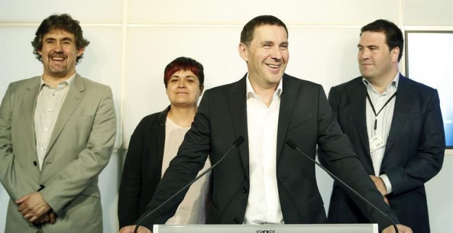 El secretario general de Sortu, Arnaldo Otegi (2d), junto a los dirigentes abertzales Pello Urizar (i) , Marian Beitialarrangoitia (2d) , y Jon Iñárritu (d) durante la rueda de prensa que ofreció tras mantener reuniones diversas con diputados catalanes fa