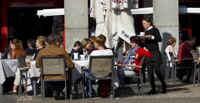 Una camarera atiende una terraza de un bar de la Plaza Mayor de Madrid. REUTERS