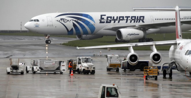 Un avión de Egypt Air, similar al siniestrado, espera en una pista del aeropuerto Charles de Gaulle de París. /REUTERS