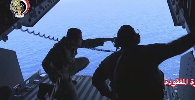 Soldados de la Marina egipcia participan en las labores de búsqueda del vuelo MS804 de la aerolínea EgyptAir en el mar, al norte de Alejandría (Egipto). EFE