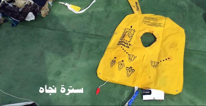 Restos del avión EgyptAir MS804 y de un chaleco salvavidas difundidos por las Fuerzas Armadas egipcias. EFE