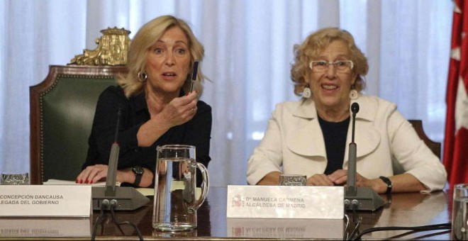 La delegada del Gobierno en Madrid, Concepción Dancausa, y la alcaldesa de la capital, Manuela Carmena. EFE