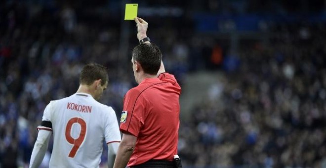 Un árbitro enseña tarjeta amarilla al ruso Kokorin en el amistoso contra Francia en Saint Denis en marzo. /AFP