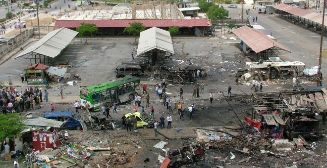 Los equipos de rescate y de Seguridad observan los daños causados por la explosión de un artefacto en un mercado en la ciudad siria de  Tartous. REUTERS