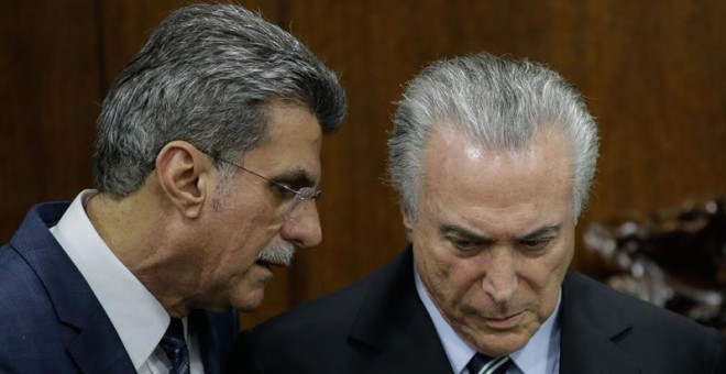 El ministro brasileño de Planificación, Romero Jucá, habla con el presidente interino de Brasil, Michel Temer./ EFE
