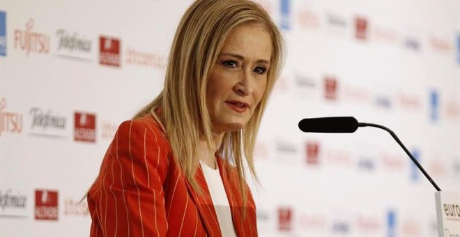 La presidenta de la Comunidad de Madrid, Cristina Cifuentes, durante su intervención hoy en un desayuno informativo organizado por Europa Press, en el que ha destacado el balance de gestión del Ejecutivo autonómico, cuando se cumple un año de las eleccion