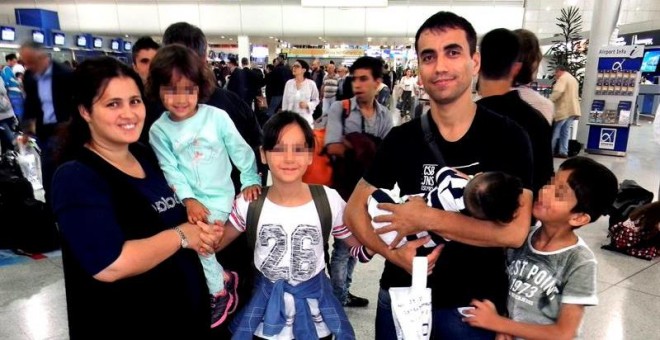 Nafia Bedredin,de nacionalidad iraqui, con su mujer y sus cuatro hijos en el aeropuerto de Atenas antes de partir hacia Madrid. - EFE