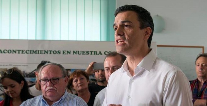 El secretario general del PSOE, Pedro Sánchez (d), durante su visita a la cooperativa de aceite de Villargordo (Jaén). EFE/Jose Manuel Pedrosa