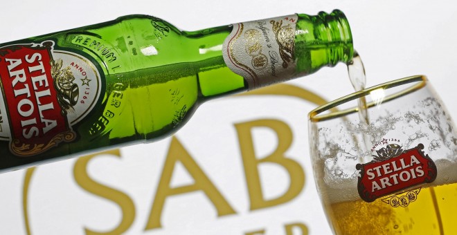 Imagen de una botella de Stella Artois.- REUTERS / Dado Ruvić