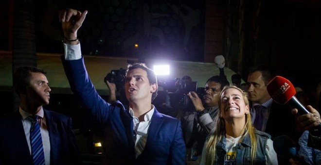 Albert Rivera y Lilian Tintori, esposa del opositor venezolano encarcelado Leopoldo López, saludan a Daniel Ceballos en el exterior de su residencia. / MIGUEL GUTIÉRREZ (EFE)