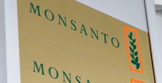 El logo de Monsanto a la entrada de sus oficinas en Düsseldorf (Alemania). EFE/Franz-Peter Tschauner