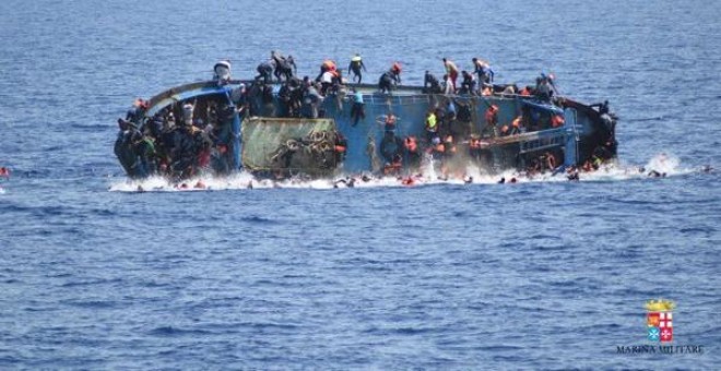 La embarcación volcó mientras el barco 'Bettiga' de la Marina italiana había acudido a la zona para efectuar el rescate tras recibir una señal de socorro.- MARINA ITALIANA