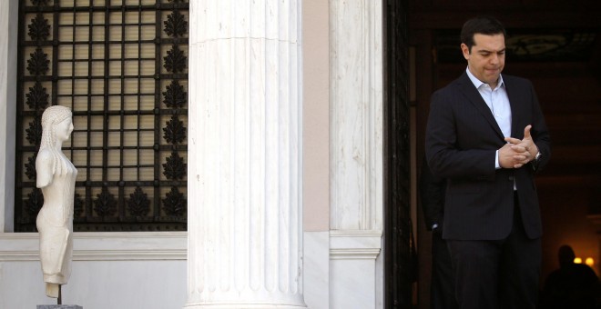 El primer ministro griego, Alexis Tsipras, en la puerta de su residencia oficial, la Mansión Maximos, en Atenas. REUTERS/Alkis Konstantinidis