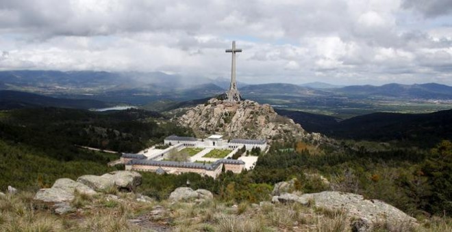 Situado a casi cincuenta kilómetros al norte de Madrid, el Valle de los Caídos es un conjunto monumental edificado en los años 40 y 50 por orden de Franco, quien eligió el emplazamiento y siguió la construcción.