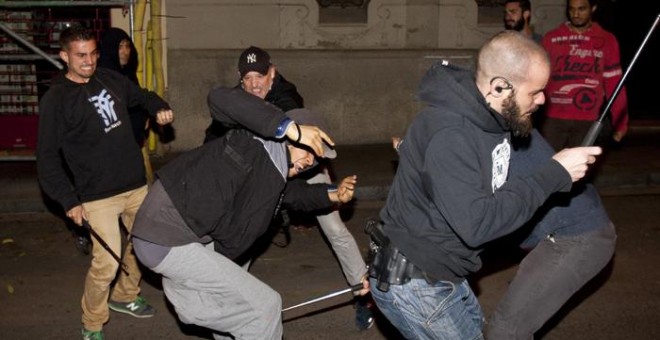 Agentes antidisturbios cargan contra varios manifestantes./ REVISTA RAMBLA