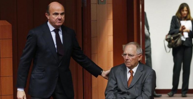 El ministro de Economía, Luis de Guindos, junto a su homólog alemán en Bruselas. / REUTERS