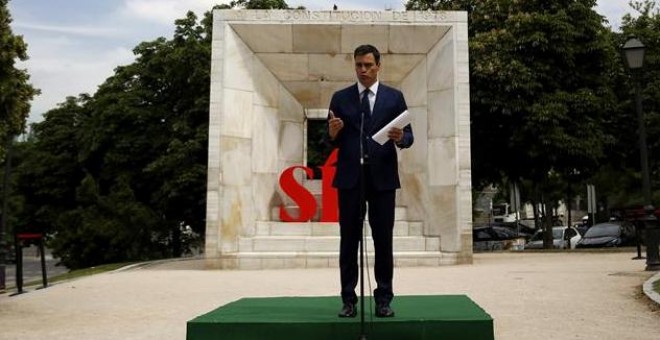El secretario general del PSOE, Pedro Sánchez, durante la presentación del documento 'Sí a los seis principios para el gobierno del cambio', con vistas a las elecciones generales del 26 de junio, en un acto que ha tenido lugar junto al monumento a la Cons