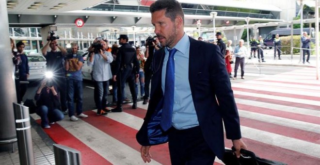 Simeone, a su llegada al aeropuerto de Barajas para partir hacia Milán. EFE/Mariscal