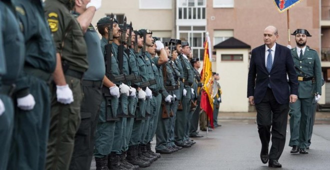 El ministro del Interior, Jorge Fernández Díaz (d), pasa revista a su llegada a los guardias civiles del cuartel de Vitoria. EFE