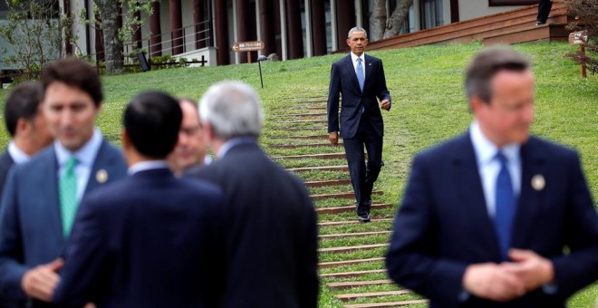 El presidente de EEUU, Barack Obama, se dirige hacia donde se encuientran los otros líderes del G-7, para posar para la foto de familia de la cumbre  en Ise Shima (Japón). REUTERS/Carlos Barria