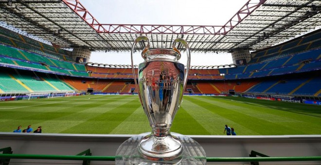 La Copa de Europa preside uno de los fondos del estadio de San Siro (Milán). /REUTERS