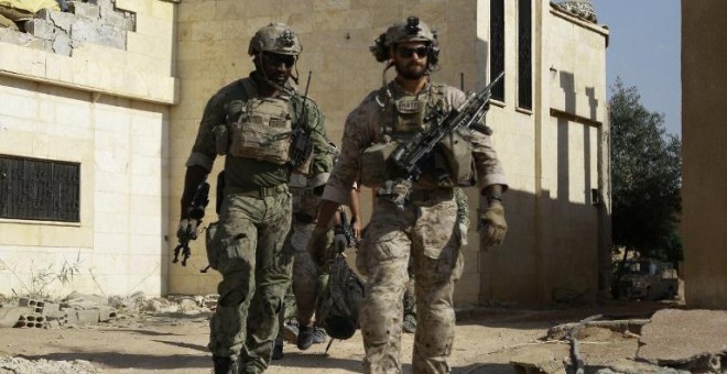 Soldados identificados por las fuerzas sirias como tropas especiales de EEUU en la provincia de Raqqa, Siria. - AFP